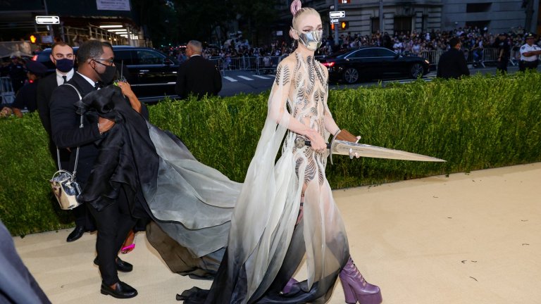 ГраймсПоловинката на Илон Мъск - певицата Граймс - взе пример от екранизацията на "Дюн" по нейни собствени думи. И, да, маската ѝ наистина е метална.