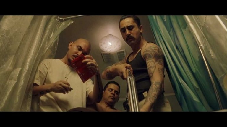 Тренировъчен ден
Коравият урбанистичен трилър на Антоан Фукуа рисува цялостна картина на престъпния свят в Лос Анджелис, видяна от прозореца на тарикатската кола на корумпирания полицай Алонсо (Дензъл Уошингтън). Той играе навсякъде - с руската мафия, със застаряващи бели дилъри, със сложните структури на черните гета и, разбира се, с латино гангстерите. 
Сцените с мексиканските банди, действащи на американска територия са сред най-качествените във филма. 
Още в началото Алонсо предупреждава младока Джейк (Итън Хоук) да научи испанския защото в ъндърграунда на Ел Ей от това ще зависи живота му. Клиф Къртис прави изключителна роля като мустакатия, татуиран и забавно вулгарен мексикански бандит „Смайли".