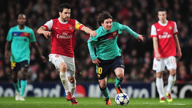Сеск Фабрегас преследва Лионел Меси в мача, спечелен с Арсенал с 2:1 снощи