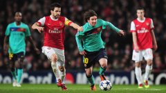 Сеск Фабрегас преследва Лионел Меси в мача, спечелен с Арсенал с 2:1 снощи