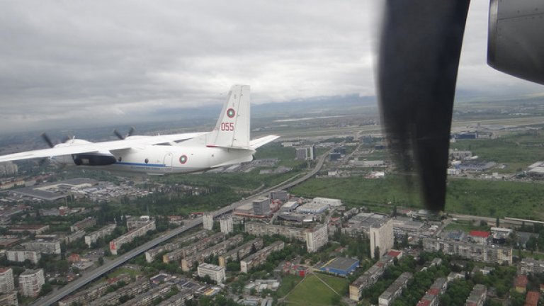 Заедно с пилотите от Военновъздушните сили зрителите ще бъдат реални участници в прелитането на авиацията над София