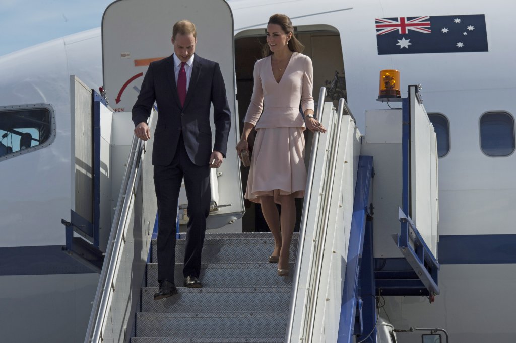 Тежести, пришити в полатаНа няколко пъти херцогинята на Кеймбридж е изпадала в неудобна ситуация заради вятър, който повдига полата ѝ. Затова тя вече използва един незабележим трик - в долния край на полата или роклята ѝ има пришити малки тежести, които да я държат на мястото ѝ.