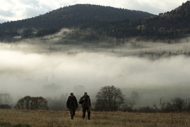 Действието се развива на фона на завладяващата природа на планините Биешчади, простиращи се между Чехия, Словакия, Полша и Украйна