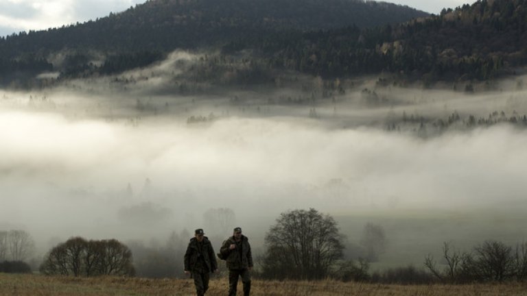 Действието се развива на фона на завладяващата природа на планините Биешчади, простиращи се между Чехия, Словакия, Полша и Украйна