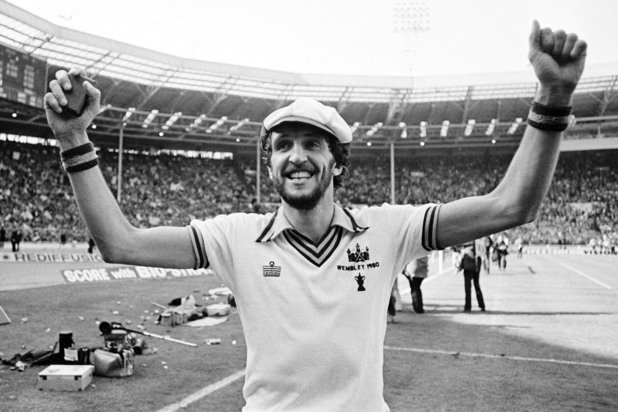 Дейвид Грос от Уест Хям ликува, след победата над Арсенал през 1980 г.