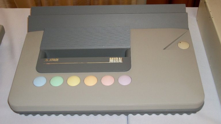 Atari Mirai
От всички конзоли, които не са видели бял свят, Atari Mirai е може би най-голямата мистерия. Съществуват снимки на корпуса на конзола с думата Mirai и няколко бутона с пастелен цвят, но извън това всеки друг детайл около системата е повече или по-малко спекулация. Някои твърдят, че подобна разцветка е специално подбрана, за да отговаря на цветовете на всекидневната от 80-те години. Други обръщат внимание на подозрително големия слот за касетка като доказателство за партньорство с японските майстори на аркадните машини SNK. Именно SNK направи легендарната в някои геймърски среди NeoGeo, която използва огромни касетки, базирани на аркадните системи. 
Самата SNK обаче отрича участието си в Atari Mirai, макар че изявлението идва не от оригиналната компания, която изчезна още преди години със залеза на аркадните салони, а от нейния наследник SNK Playmore. Това кара някои да спекулират, че Atari Mirai е преработена версия на NeoGeo. Ако това е така, прототип на конзолата може лесно да се окаже един от най-ценните колекционерски предмети в гейминга, особено като се има предвид какви цени все още държат хардуерът и игрите на SNK.