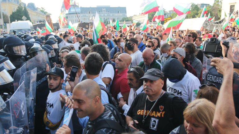"Велико народно въстание": Напрежение на площaда и лют спрей срещу протестиращите