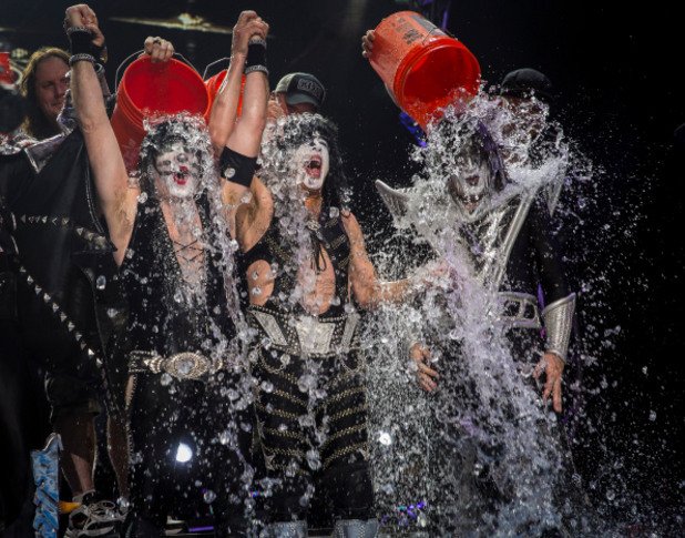 И Kiss поеха предизвикателството на "ледената кофа" в името на борбата с амиотрофичната латерална склероза