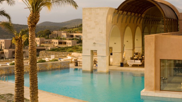 3. Blue Palace Resort, Гърция

Разположен сред палмови и маслинови дървета близо до остров Спиналонга, този хотел глези гостите си с изглед към морето и внимателно подбрани продукти.