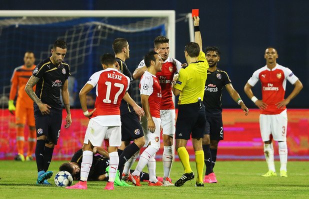 Оливие Жиру не може да повярва, че си изкара два жълти картона в рамките на само 18 минути. Френският нападател остави Арсенал с 10 души на терена още преди края на първото полувреме, а Арсенал загуби двубоя с 1:2.