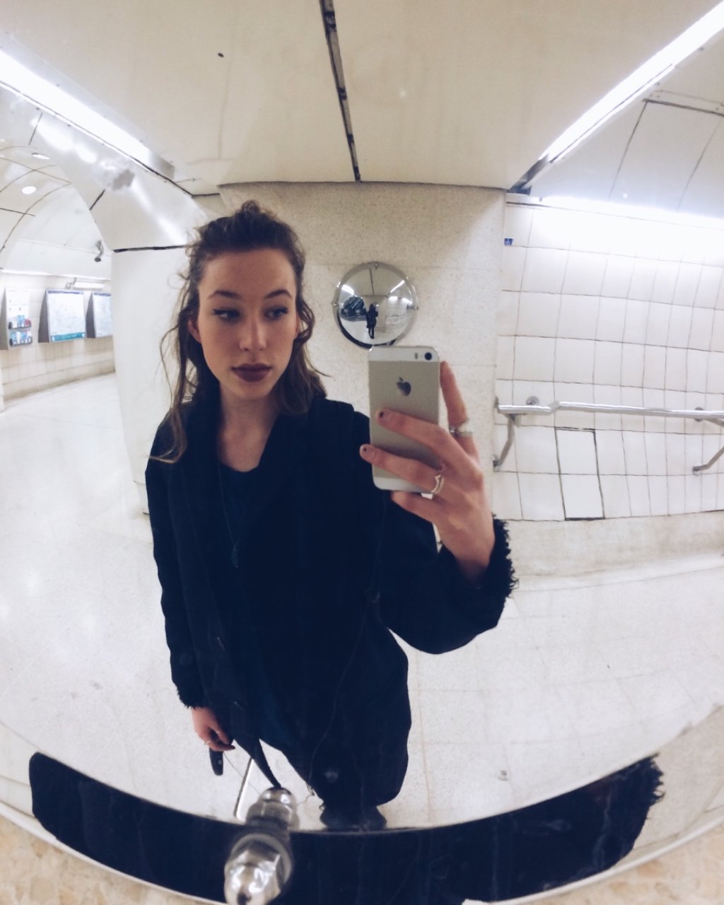 В момента живее в Лондон