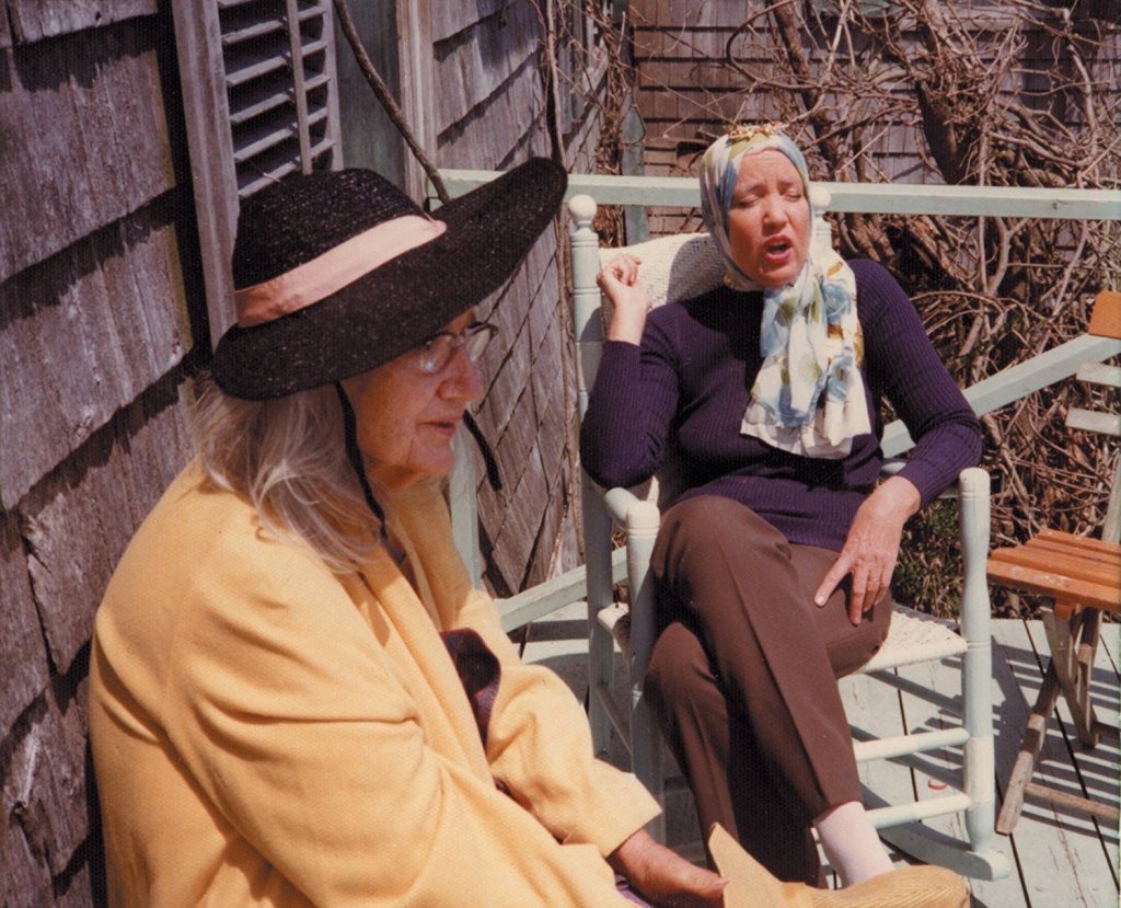 Grey Gardens 
Историята на близките роднини на Джаки Онасис, Малката и Голямата Едит Бувие Бийл е била многократно филмирана през годините. Но документалният филм от 1975 г. на Алберт и Дейвид Майселис разкрива истинския живот на майката и дъщерята. 