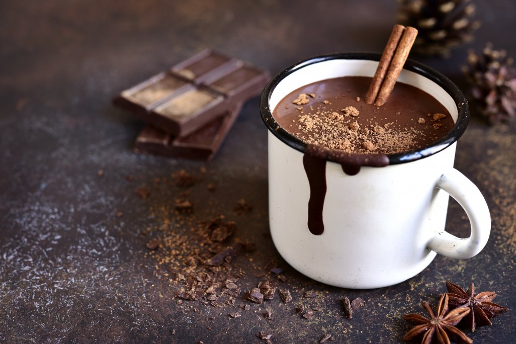Горещ шоколад с изненада300 грама тъмен шоколад, четири чаши пълномаслено мляко, канела, ванилия и скромна щипка сол се загряват до пълно разтапяне и получаване на къкреща шоколадова смес. След това шоколадът се разсипва в чашите и в тях се долива бърбън. Коктейлът задължително се пие топъл, по желание - с пръчка канела за разбъркване.
