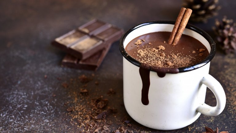 Горещ шоколад с изненада300 грама тъмен шоколад, четири чаши пълномаслено мляко, канела, ванилия и скромна щипка сол се загряват до пълно разтапяне и получаване на къкреща шоколадова смес. След това шоколадът се разсипва в чашите и в тях се долива бърбън. Коктейлът задължително се пие топъл, по желание - с пръчка канела за разбъркване.