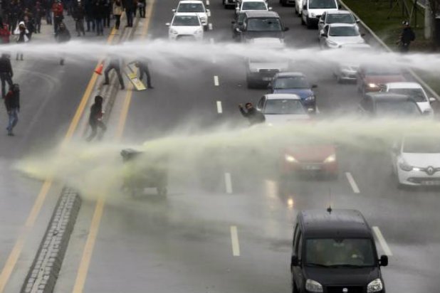 Полицията в Анкара реагира на протеста след новината за смъртта на момчето със сълзотворен газ и водни оръдия