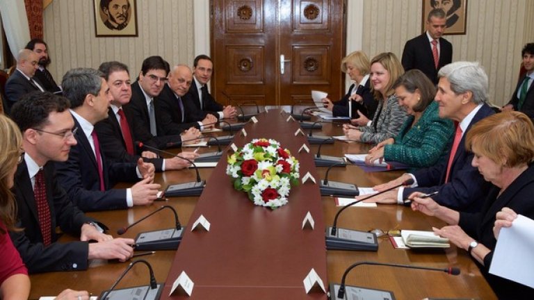 Среща между българския президент Росен Плевнелиев и американския държавен секретар Джон Кери. В разговорите участват външният министър Даниел Митов и министърът на отбраната Николай Ненчев.