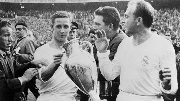 Реал (Мадрид) празнува победата си след 2:0 над Фиорентина през 1957 г.