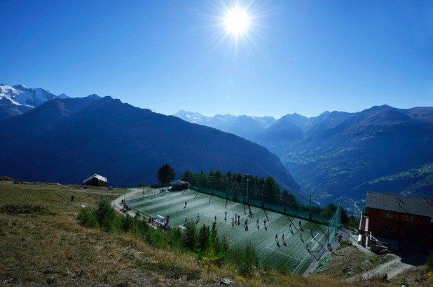 Стадион "Отмар Хицфелд" е доста претенциозно название на това игрище в швейцарското селце Гшпон. Но е доказано, че това е най-високият терен в Европа - на 2000 м над морското равнище.
