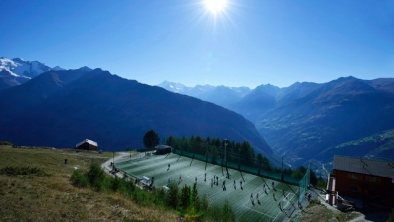 Стадион "Отмар Хицфелд" е доста претенциозно название на това игрище в швейцарското селце Гшпон. Но е доказано, че това е най-високият терен в Европа - на 2000 м над морското равнище.