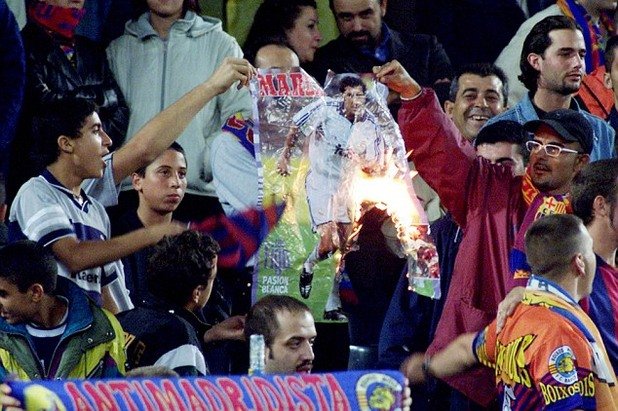 Плакат на Луиш Фиго пък бе изгорен дори на стадиона, а португалецът бе замерен и със свинска глава в първото си Ел класико на "Камп Ноу" с фланелката на Реал