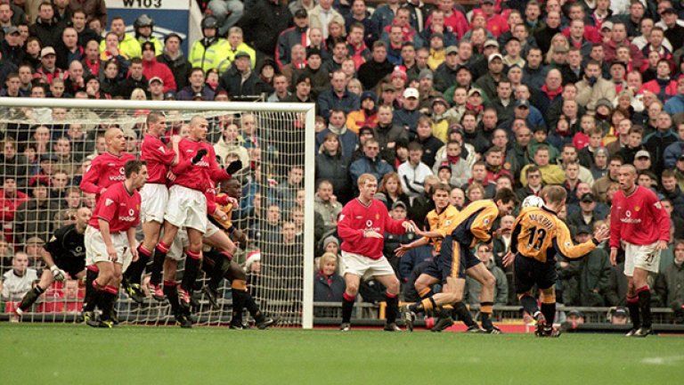 Често отборът от двата, който доминира в първенството, губи от вечния си съперник. Юнайтед нямаше конкуренция през сезоните 2000-2001 и 2001-2002, но Ливърпул постигна два дубъла над съседите. Тук Дани Мърфи бележи от фаул за победата с 1:0 на "Олд Трафорд"