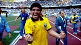 Първата е от Годината е 1990-а - Дон Диего се е пременил в цветовете на Бразилия след победата на Аржентина над големия съперник на осминафиналите на Световното. Отива му златното.