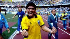 Първата е от Годината е 1990-а - Дон Диего се е пременил в цветовете на Бразилия след победата на Аржентина над големия съперник на осминафиналите на Световното. Отива му златното.