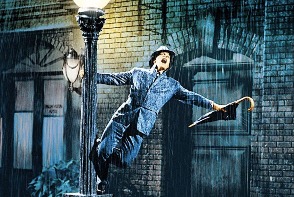 Gene Kelly - Singing In The Rain 
Но не само слънцето може те зареди с енергия. Понякога това го може и дъждът. Особено, когато подобно на Джийн Кели танцуваш и пееш под дъжда. Песента от "Аз пея под дъжда" още от самото си излизане печели популярност именно със своя позитивизъм и с емоцията, която предава на слушащите.