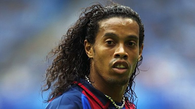 Роналдиньо
Може би най-емблематичният футболист на своето поколение, Роналдиньо в момента изживява края на кариерата си в Бразилия. 
Загатнал потенциала си с екипа на ПСЖ и заблестял ужасно силно в Барса, Роналдиньо постепенно изгуби мотивация. Имаше своите добри изяви с екипа на Милан след престоя си на "Ноу Камп", но никога от същата огромна величина.