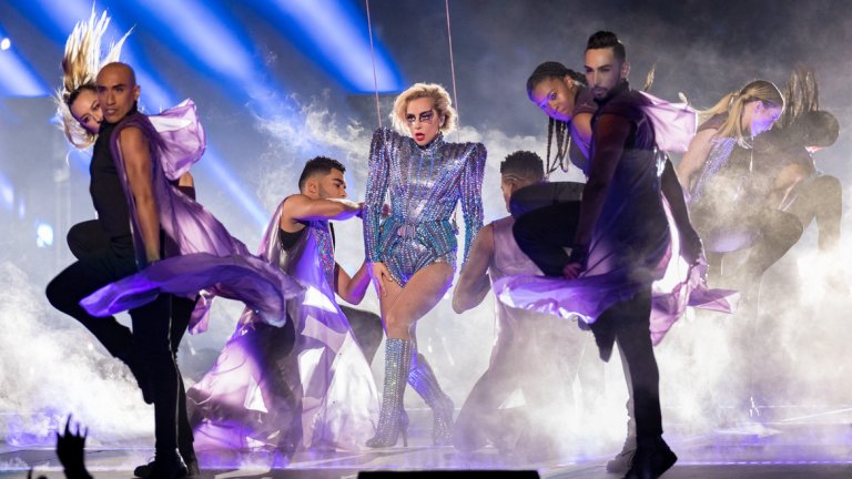 Лейди Гага "полетя" на полувремето на Super Bowl