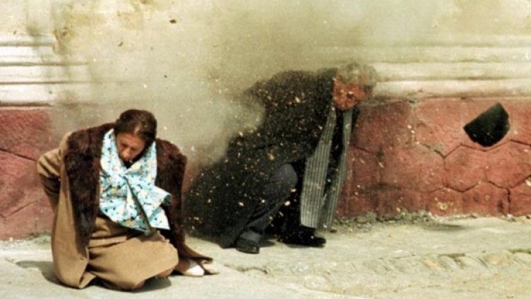 Николае Чаушеску

Николае и Елена Чаушеску са осъдени без право на обжалване и екзекутирани на Коледа 1989 г. Екзекуцията на семейството бележи края на "революциите" в страните от Източна Европа през 1989 г.