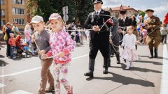 Празник в Раменское: невръстни деца водят вериги с арестувани "военнопленници" - мъже в нацистки униформи