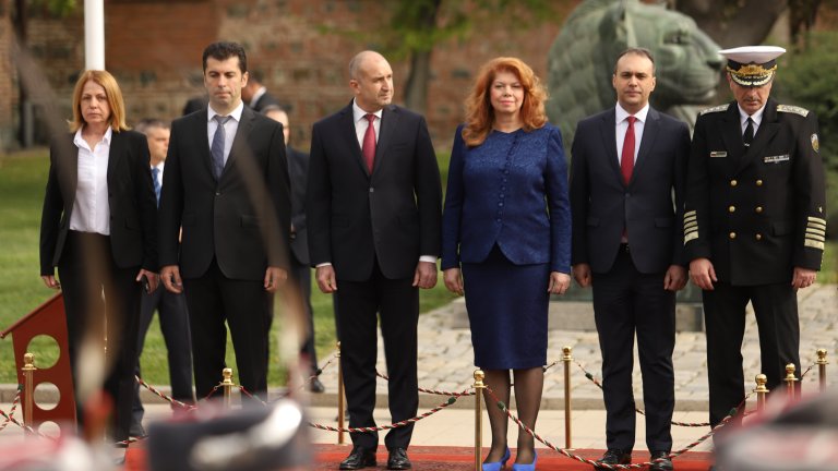 Докато се обърнеш и пак е време за агнешко, а политическото Дъ Шоуто продължава да върви