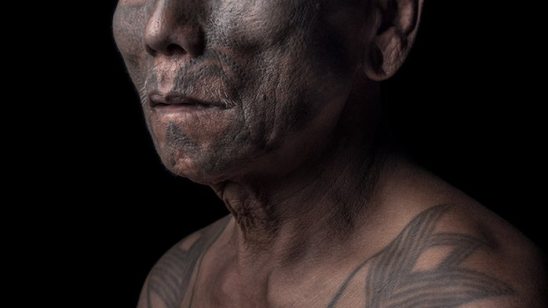 Коняк живеят в бамбукови къщи, а единствената светлина в дома им „влиза" през огнището - то е източникът на светлина в пространството, което няма много мебели - плетени бамбукови столчета и дървени одари за легла.