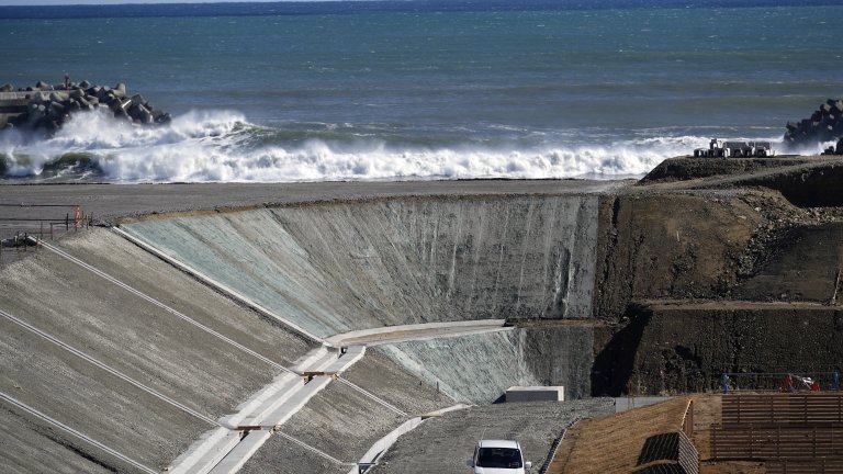 Близостта на хранилището до залива може да доведе до наводнение, предупреждават още властите