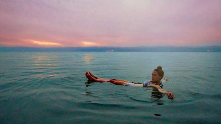 Мъртво море   
Мъртво море e най-ниската точка на Земята. Вследствие на климатичните промени нивото на водите намалява и от "място, което трябва да посетите някой ден", то се превръща в "място, което трябва да посетите сега". 
   
На границата на Израел и Йордания, макар да се намира в размирен район, Мъртво море е място на мир и спокойствие, където човек може да се отдаде на почивка, кални бани и плаж в кристално чисти води. Не се притеснявайте, ако не можете да плувате - не можете да потънете заради солеността на водата, осем пъти повече от тази в океана. Можете спокойно да се носите на повърхността без надуваем дюшек, докато си четете книга, например. 
   
На около час път е древният град Петра, едно от седемте съвременни чудеса на света, намиращ се в Йордания. 