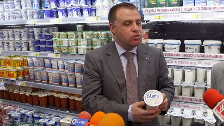 Министърът на земеделието и храните д-р Мирослав Найденов показва на журналистите кое кисело мляко е истинско и кое не 