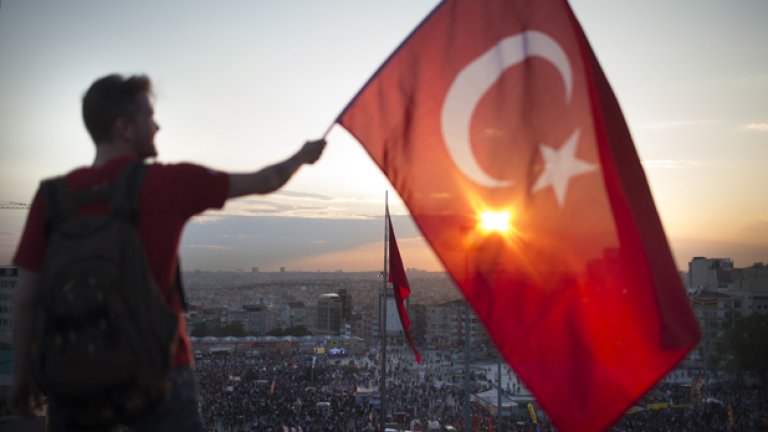 Никога няма да разрешим да бъде извършена смяна на правителството извън волята на народа, заяви турският премиер Ердоган