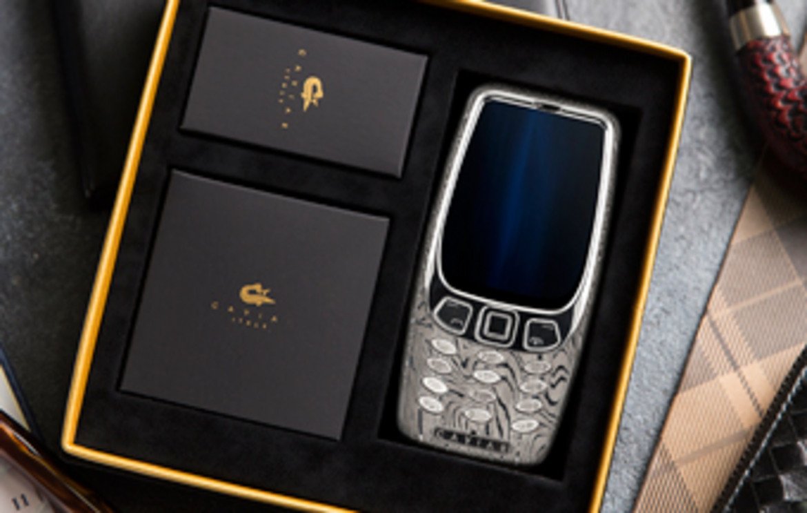 Телефонът се продава в луксозна кутия, уплътнена с черно кадифе