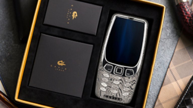 Телефонът се продава в луксозна кутия, уплътнена с черно кадифе