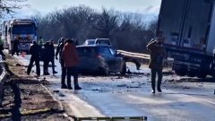 Основната версия за катастрофата е свързана със състоянието на пътната настилка