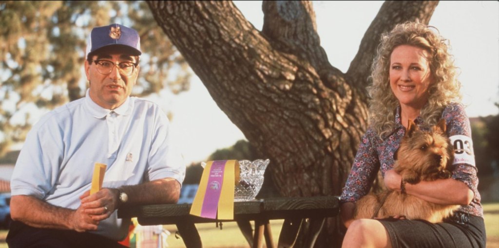 Куки Флек – „Best in Show“ (2000)
В мокюментарито Best in Show О’Хара е Куки Флек – една от най-абсурдните и обичани героини в киното. Заедно с Юджийн Леви тя създава емблематичен дует, който осмива състезателния свят на кучешките изложби, но всъщност разказва за човешките комплекси и нуждата от признание.