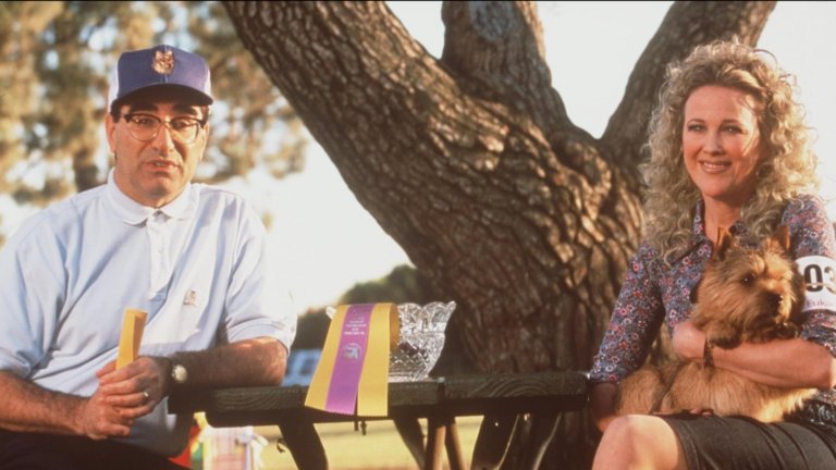 Куки Флек – „Best in Show“ (2000)
В мокюментарито Best in Show О’Хара е Куки Флек – една от най-абсурдните и обичани героини в киното. Заедно с Юджийн Леви тя създава емблематичен дует, който осмива състезателния свят на кучешките изложби, но всъщност разказва за човешките комплекси и нуждата от признание.