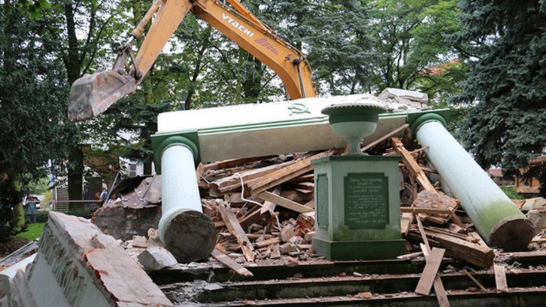 Монументът е пазил тленните останки на 65 съветски воини