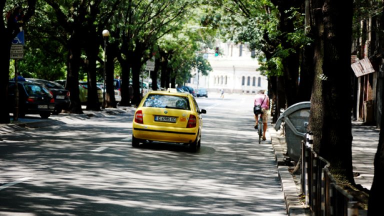 И пред офиса на Webcafe липсват обичайните колони от автомобили