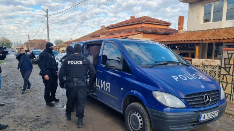 Брокерите на гласове най-често разчитат на политически чадър, който да ги пази от органите на реда.