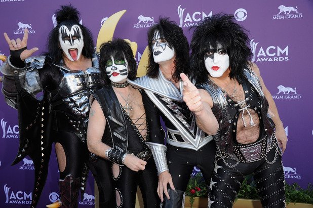 Kiss

Kiss успяха да превърнат боядисаните си лица в най-добрия бранд в музиката. Един поглед към техния магазин и вече е ясно, че империята им от брандирани продукти цъфти. И тъкмо да си помислите, че са успели да отпечатат името си върху всичко и се намира ново поле за брандиране: През тази година логото им ще бъде поставено на шлемовете на футболния отбор Los Angeles Kiss, чиито съсобственици са Пол Стенли и Джийн Симънс.