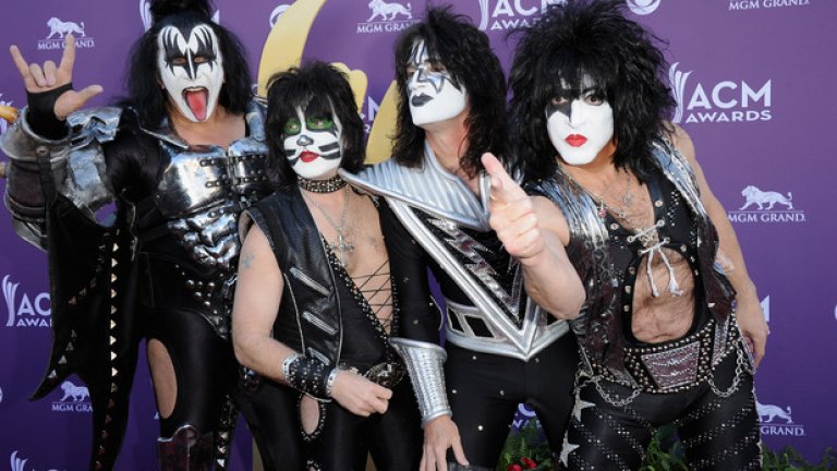 Kiss

Kiss успяха да превърнат боядисаните си лица в най-добрия бранд в музиката. Един поглед към техния магазин и вече е ясно, че империята им от брандирани продукти цъфти. И тъкмо да си помислите, че са успели да отпечатат името си върху всичко и се намира ново поле за брандиране: През тази година логото им ще бъде поставено на шлемовете на футболния отбор Los Angeles Kiss, чиито съсобственици са Пол Стенли и Джийн Симънс.