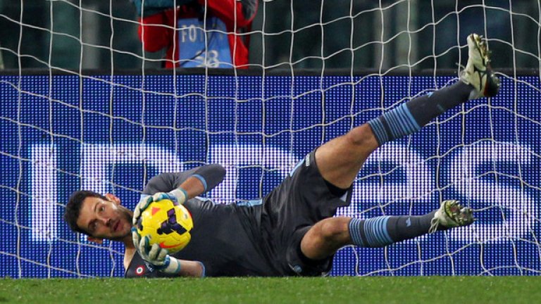 Етрит Бериша. 26-годишният вратар е висок 194 сантиметра и тежи 92 килограма. С екипа на шведския Калмар допуска 94 гола в 91 мача и отбелязва три дузпи. През последните години играе за Лацио, а през настоящия сезон е записал 232 минути в Серия А.