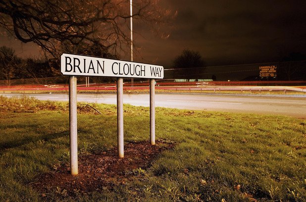 Табела показва междуградския път "Брайън Клъф", който свързва Дарби и Нотингам.